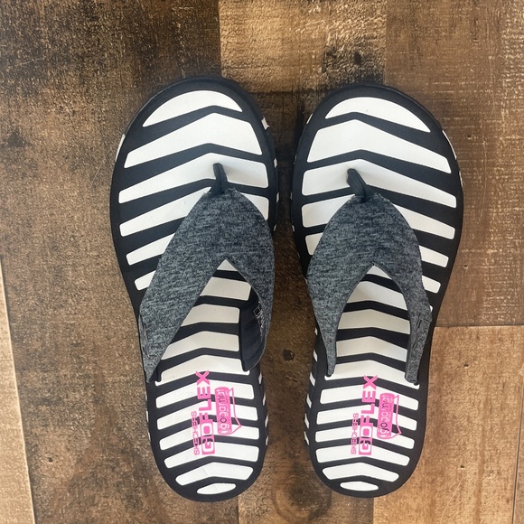 Skechers GoFlex Flexible Flip Flops with Gogamat Technology - Picture 3 of 16
